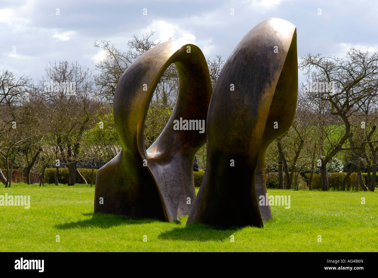 Henry Moore Foundation Perry grün Metall Bronze Skulptur der doppelten ovalen Zahlen im Jahr 1966 abgeschlossen Stockfoto