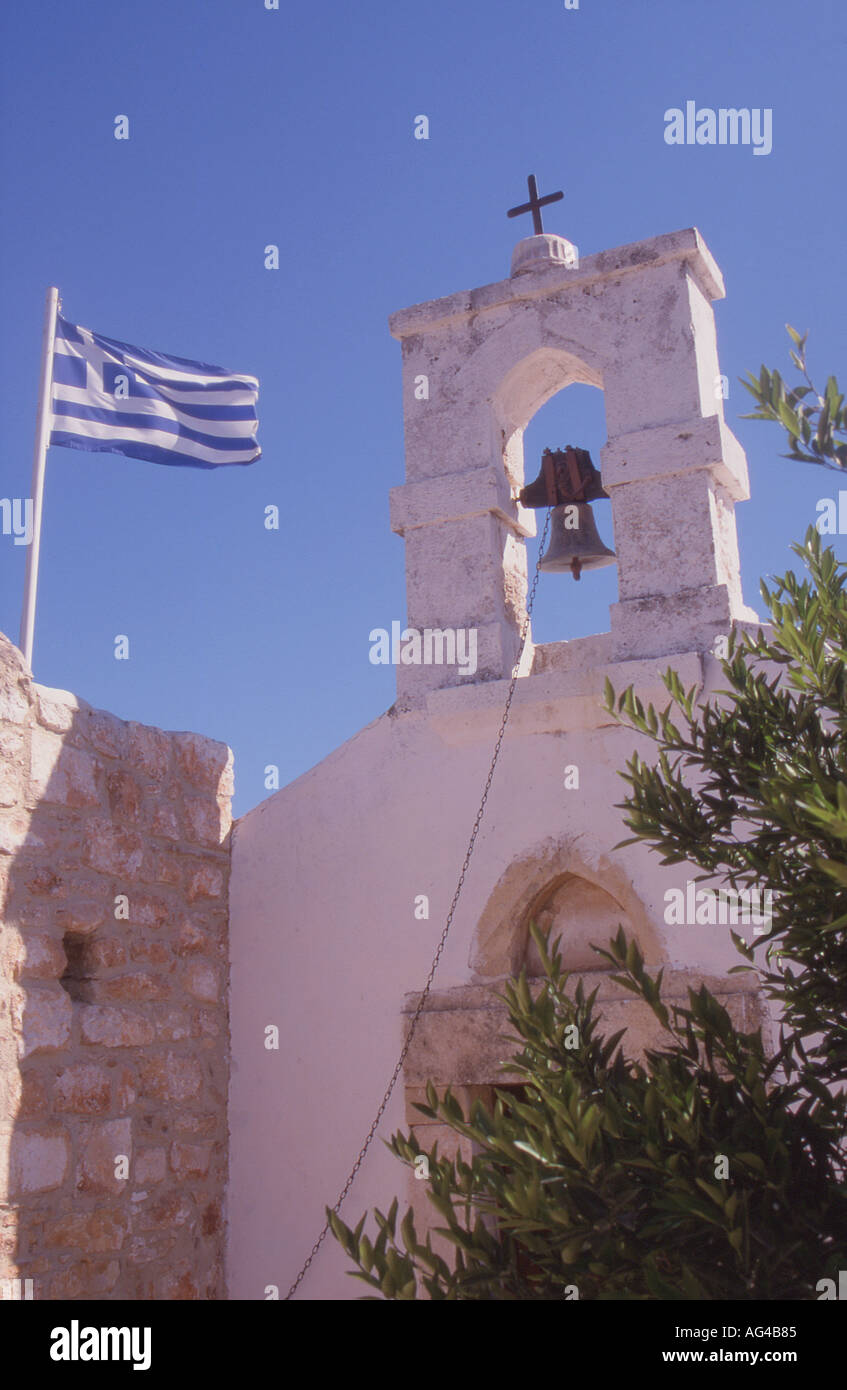 Griechische Flagge und Kapelle mit Glockenturm Stockfoto