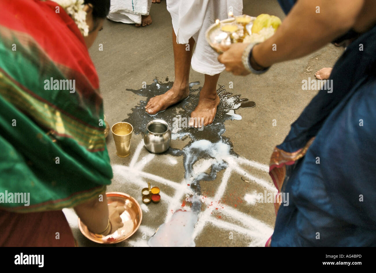 Indische Frau, die die Füße des Priesters wäscht; Indien; asien Stockfoto