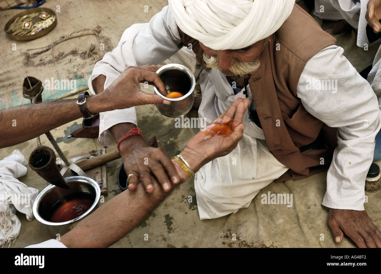ARF79278 Mahashivratri Prasad hergestellt aus Opium konsumiert in Luni Rajashthan Indien Stockfoto