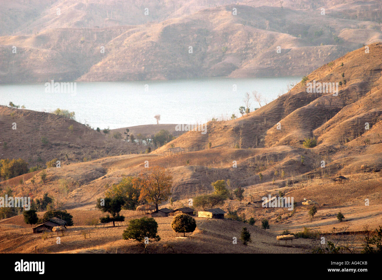 Der narmada river fließt durch maharashtra gujarat Fotos und