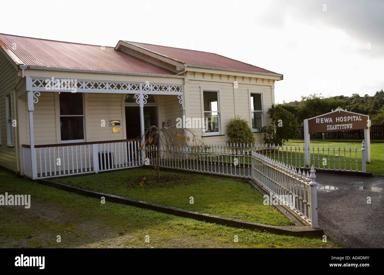 GREYMOUTH Süd Insel Neuseeland kann die Rewa Zentralkrankenhaus erhaltene Gebäude in Vorstadt eine Replikat-Stadt Stockfoto