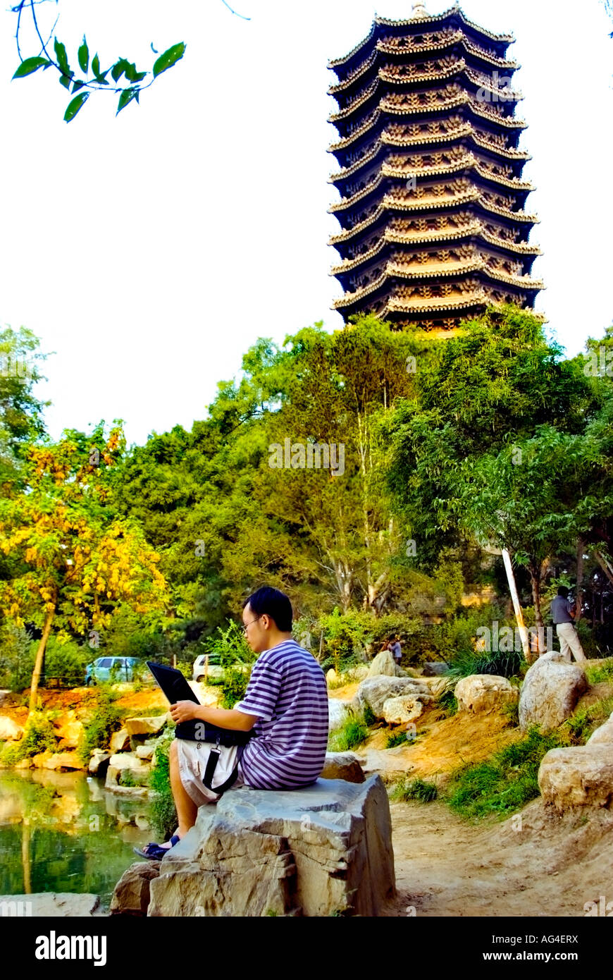 Peking CHINA, Bildung 'Peking Universität' Campus Student man, Blick auf Laptop Computer Bildschirm, Seeufer mit Pagode Turm Stockfoto