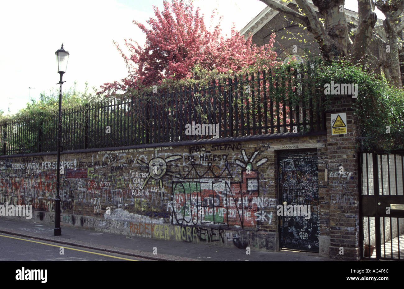 London nach Hause von Freddie Mercury der Königin, die Wände mit Graffiti von fans Stockfoto