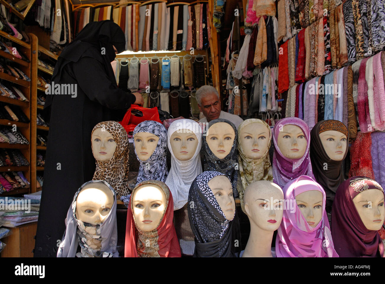 Verschleierte Kunden tragen vollständige schwarze Niqab-Kleidung mit Schaufensterpuppen Hijab Kopftuch in einem Geschäft Amman Jordan Stockfoto