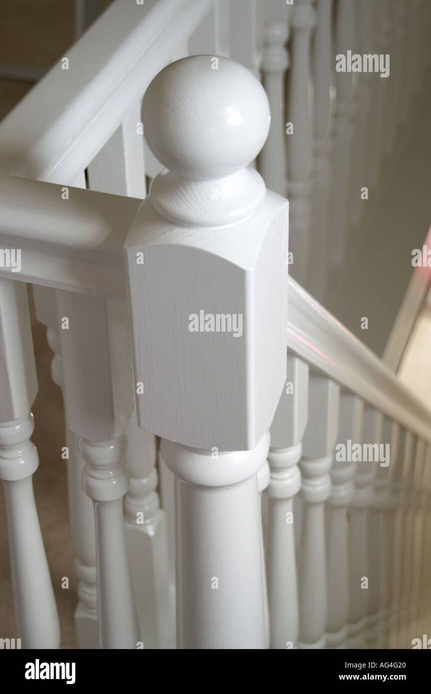 Weiße Treppe mit Geländer zeigt Newel Post und Spindeln Stockfoto