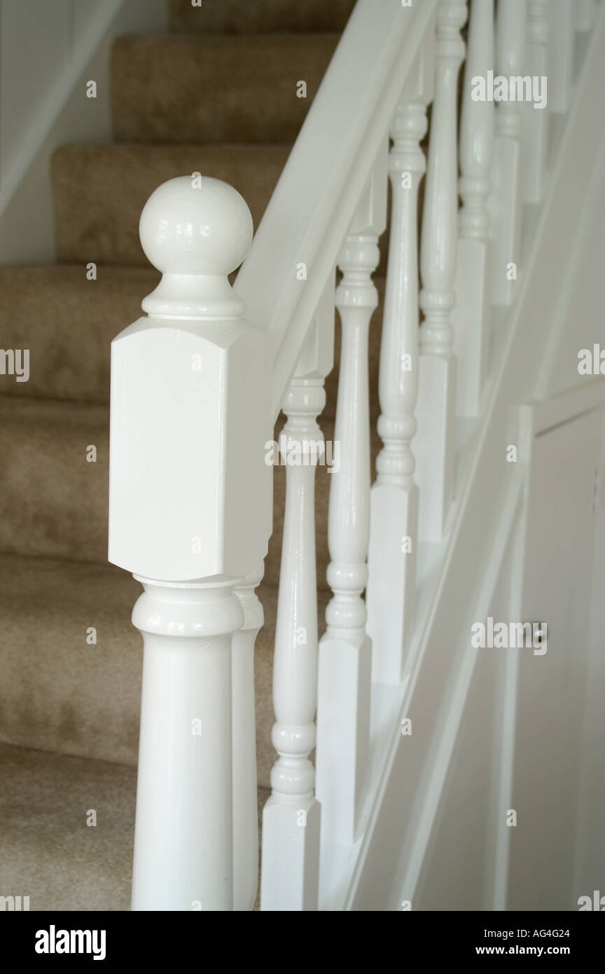 Weiße Treppe mit Geländer zeigt Newel Post und Spindeln Stockfoto