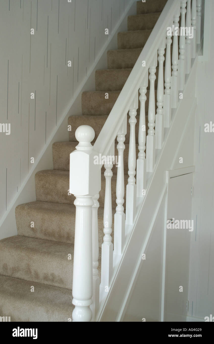 Weiße Treppe mit Treppen-zeigt Newel Post und Spindeln Stockfoto