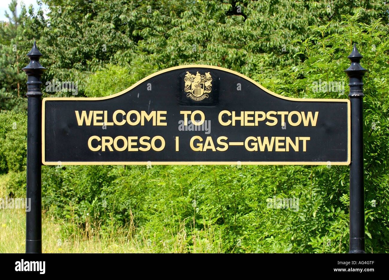 Zweisprachig Englisch-walisischen Sprache Willkommen zu CHEPSTOW am Straßenrand Zeichen außerhalb Chepstow Monmouthshire South East Wales UK Stockfoto