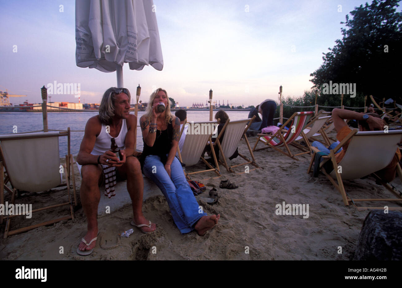 Deutschland-Hamburg-junge Leute sitzen im trendigen City Beach Club in Altona Stockfoto