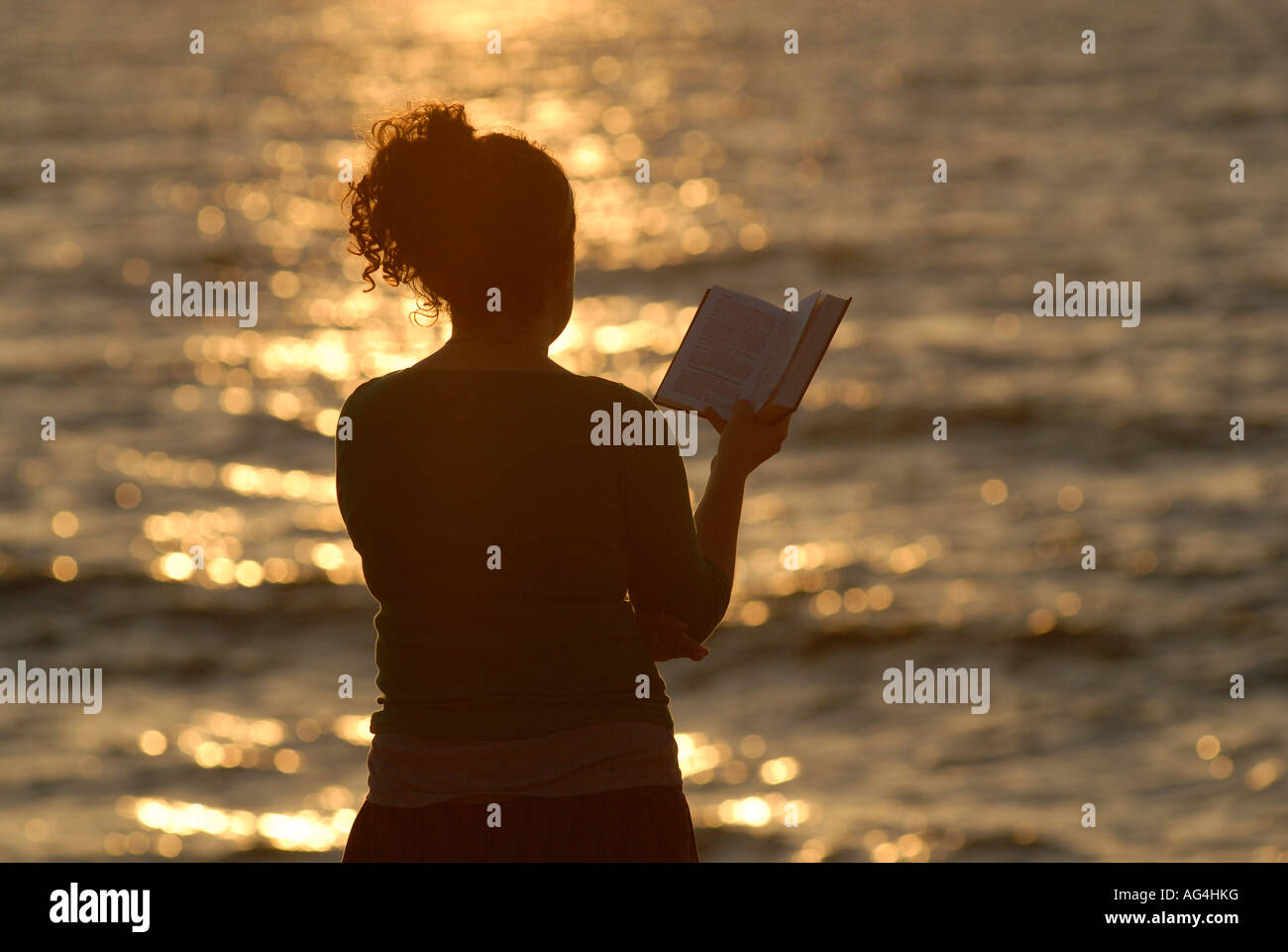 Religiöse jüdische Frau beten am Strand von Tel Aviv während der Durchführung der 'Tashlich' Ritual, in dem Juden ihre Sünden Werfen" vor Yom Kippur Stockfoto