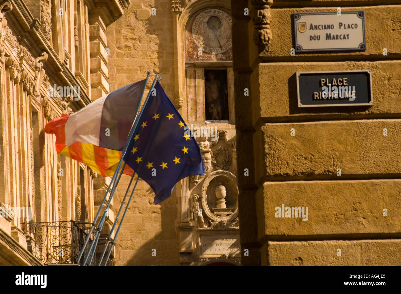 Frankreich-Provence Aix Bereich Straßenszene mit Euro und französische Fahnen Stockfoto