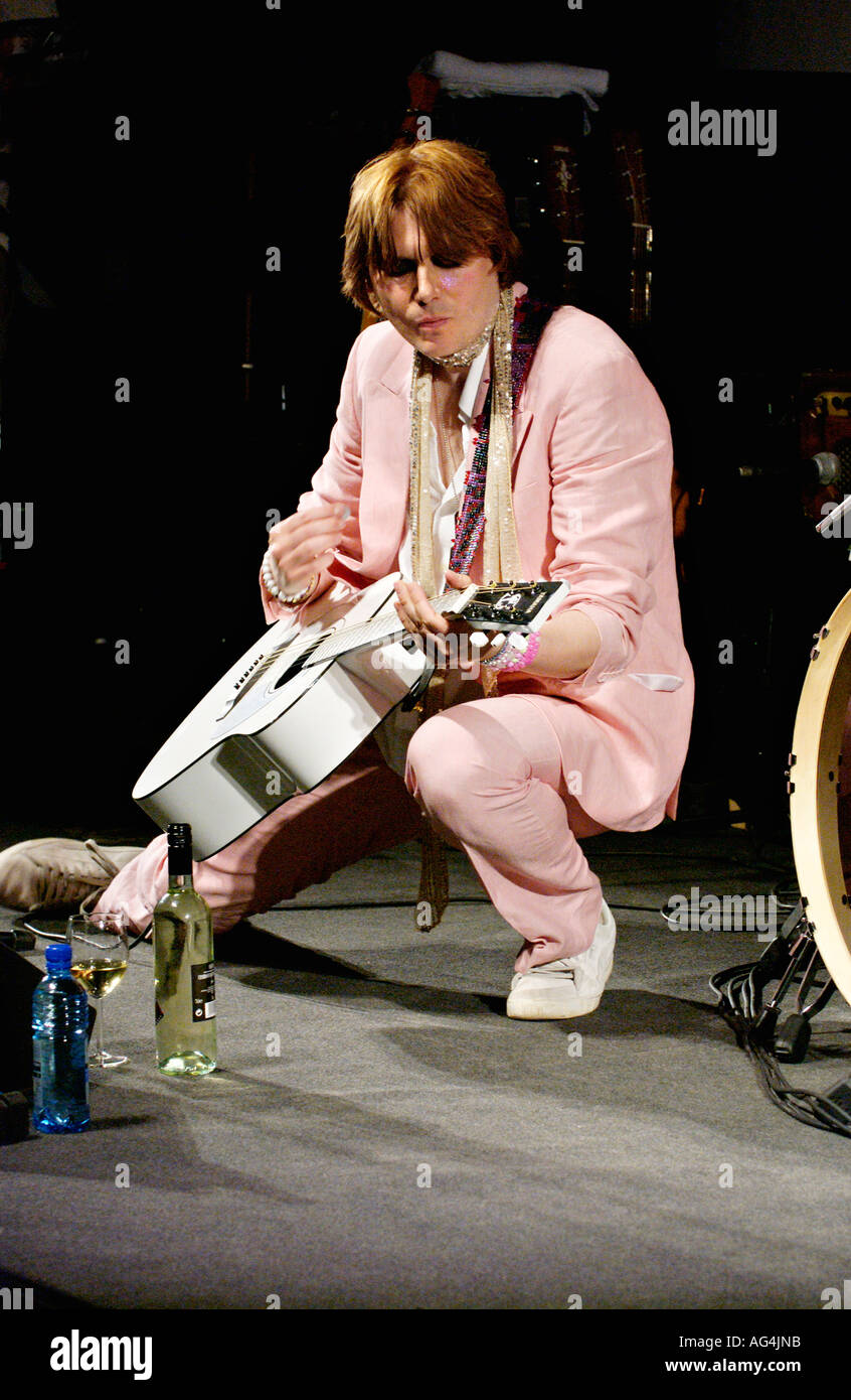 Nicky Wire abgebildet und mit seiner Band Geheimbund bei The Guardian Hay Festival 2006 Hay on Wye Powys Wales UK GB Stockfoto