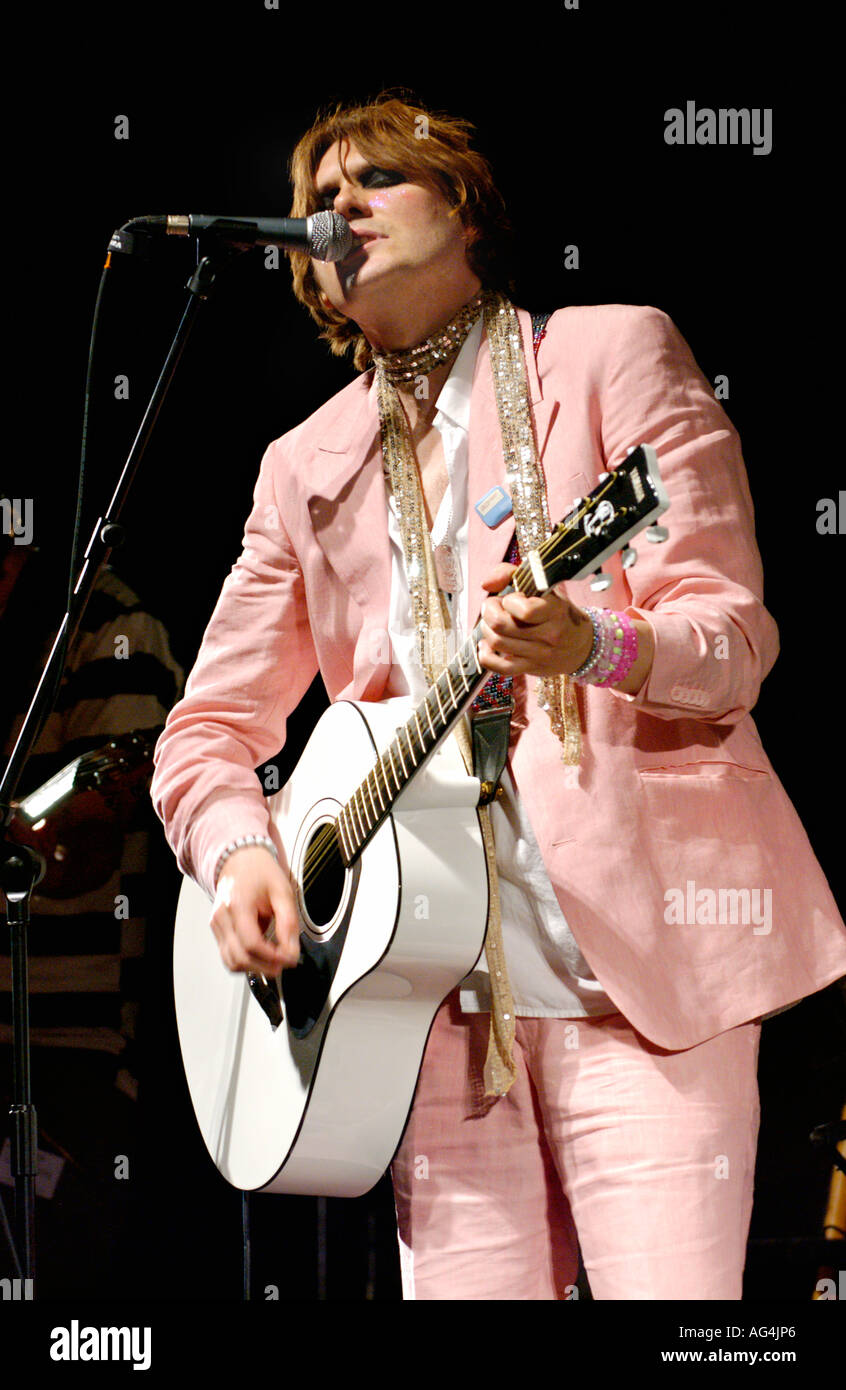 Nicky Wire abgebildet und mit seiner Band Geheimbund bei The Guardian Hay Festival 2006 Hay on Wye Powys Wales UK GB Stockfoto