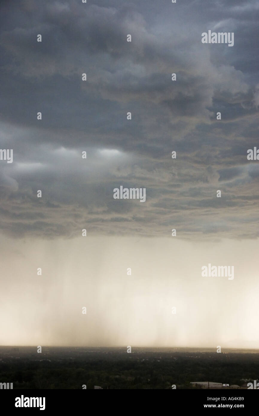 Regen und Donner Sturm nähert sich aus der Ferne gesehen Stockfoto