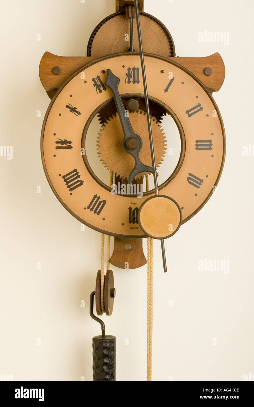 Eine antike hölzerne Uhr mit nur einem Stundenzeiger Replik einer Uhr von Leonardo  da Vinci entworfen Stockfotografie - Alamy