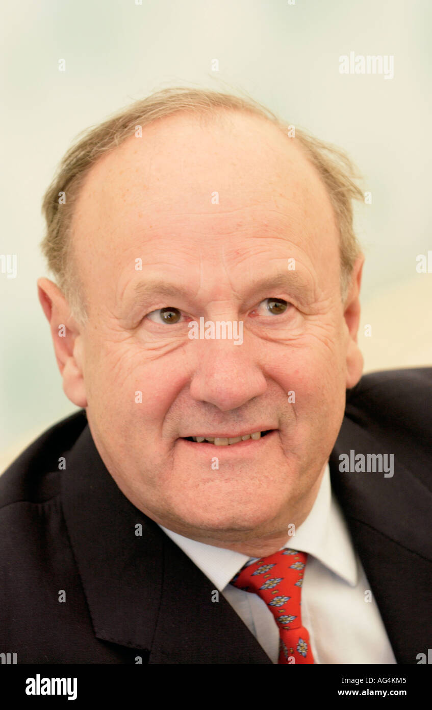 Ehemaliger britischer Polizei Kommissar Sir John Stevens bei The Guardian Hay Festival 2006 Hay on Wye Powys Wales UK abgebildet Stockfoto