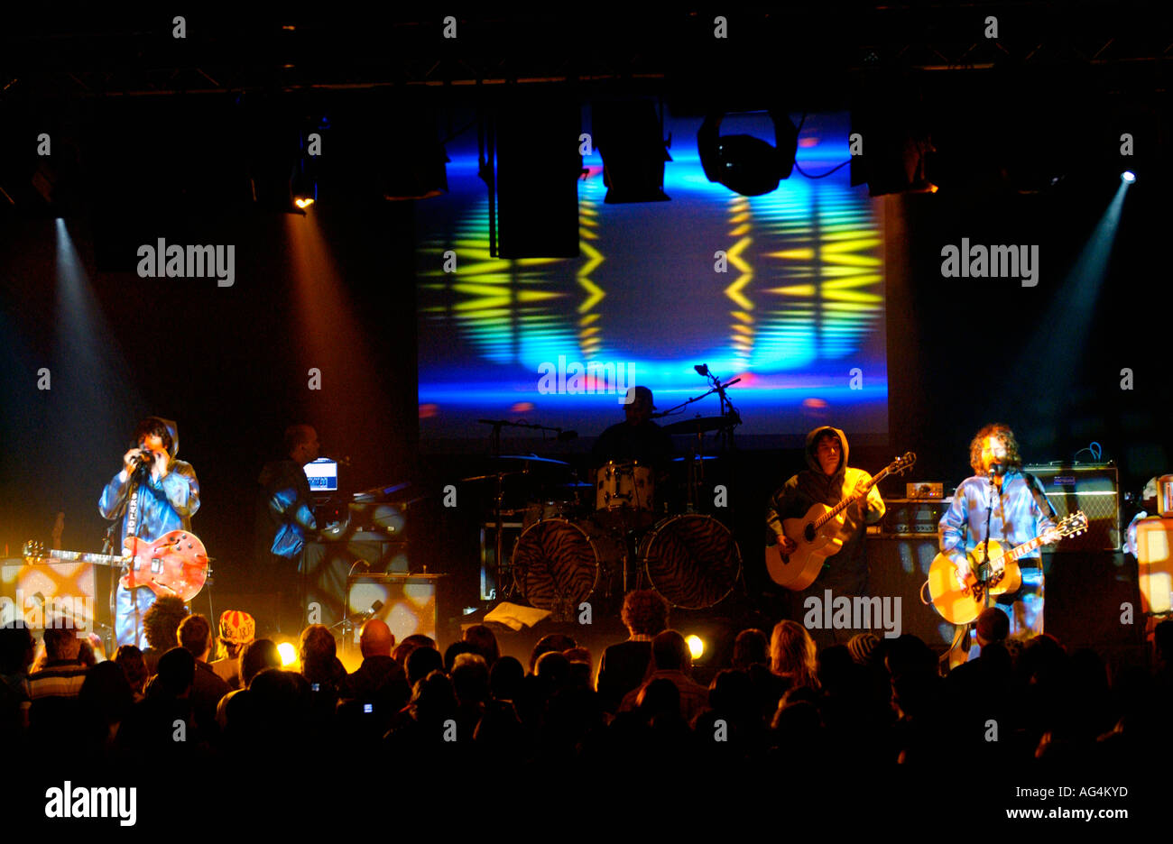 Walisische Rockband, die Super Furry Animals auf der Bühne Hay Festival Hay on Wye Powys Wales UK durchführen Stockfoto