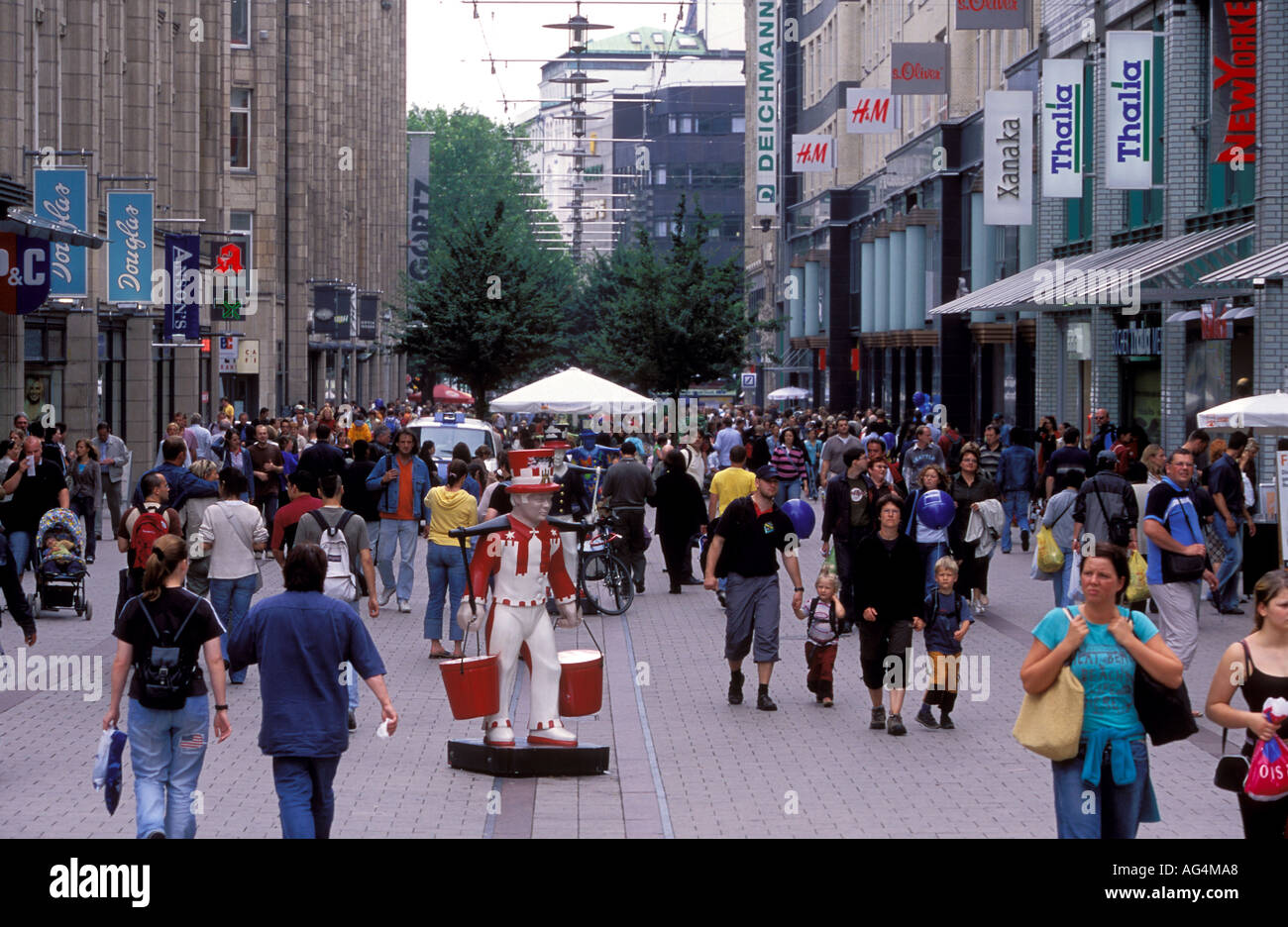 Deutschland-Hamburg-Menschen zu Fuß in der Spitalerstraße eine Fußgängerzone mit vielen Shop in der Altstadt Altstadt Stockfoto