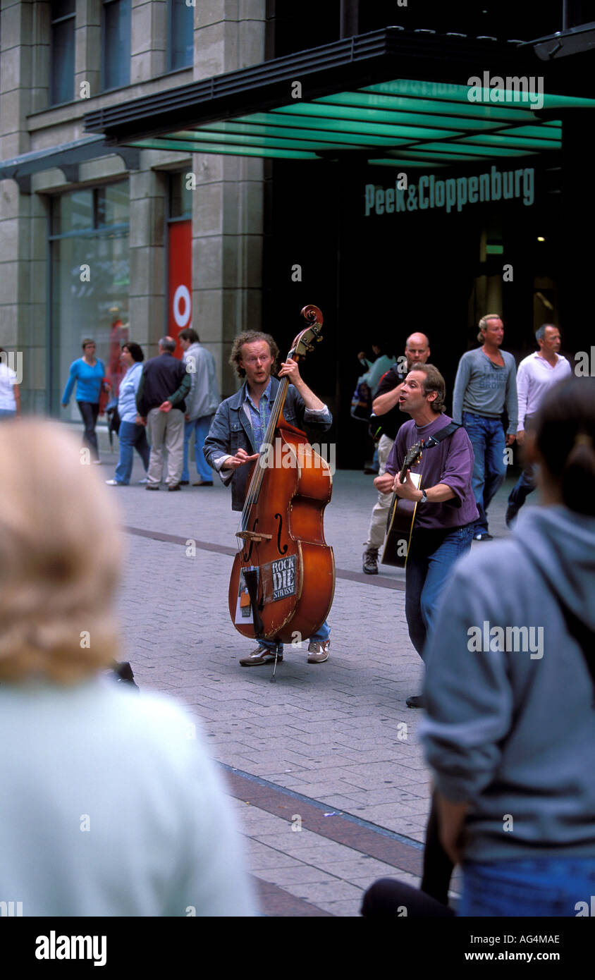 Deutschland-Hamburg-Musiker spielen an Spitalerstraße eine Fußgängerzone mit vielen Shop in der Altstadt Altstadt Stockfoto