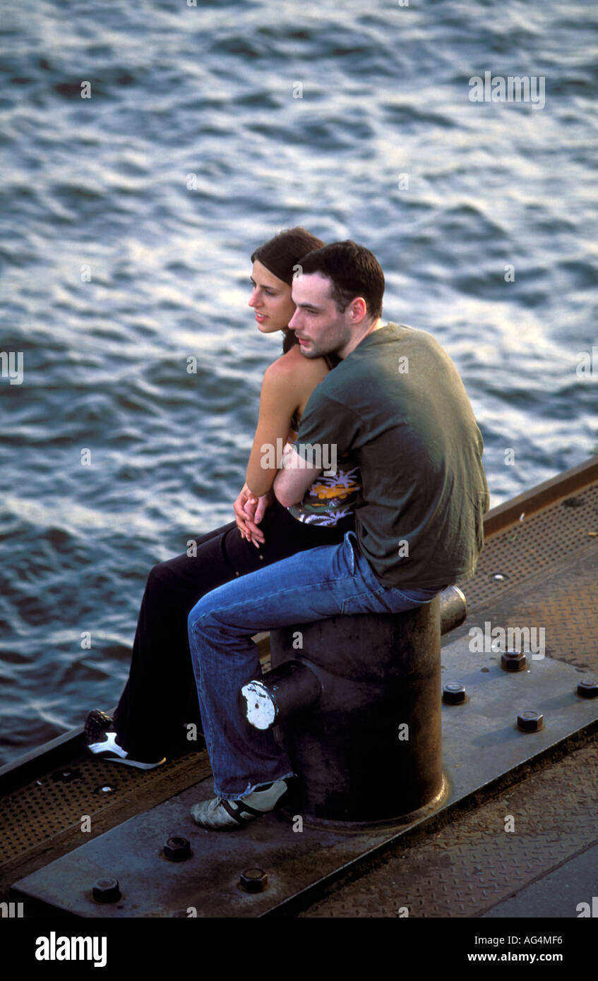 Deutschland-Hamburg-junges Paar sitzt von der Elbe im Hamburger Hafen Stockfoto