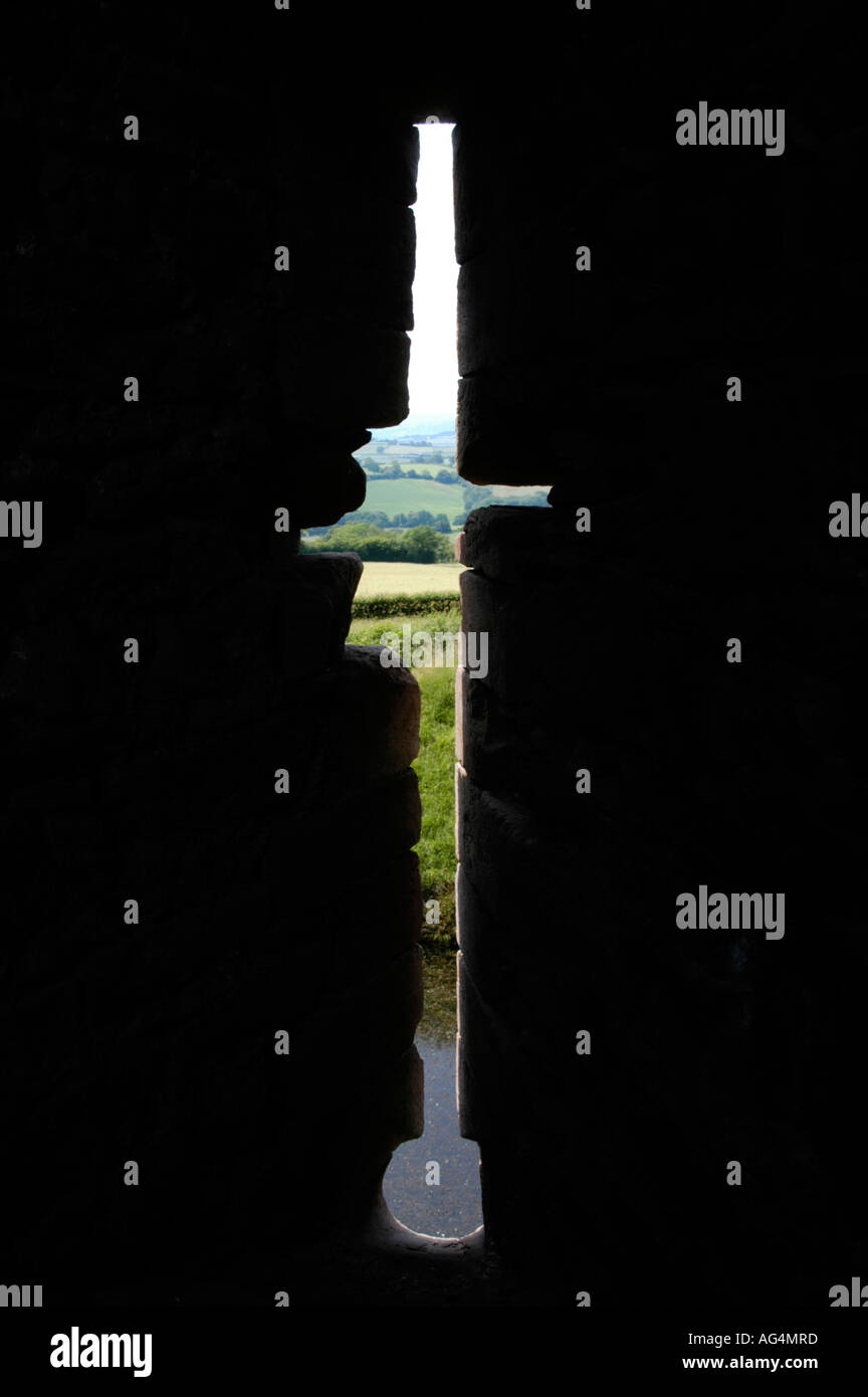 Pfeil Schlitz im Turm von White Castle ursprünglich ein Norman Motte und Bailey das Mauerwerk stammt aus 1184 Monmouthshire Wales UK Stockfoto