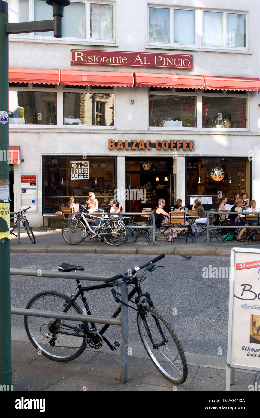 Deutschland-Hamburg-Leute sitzen in einem Outdoor-Café in der Altstadt Altstadt Stockfoto