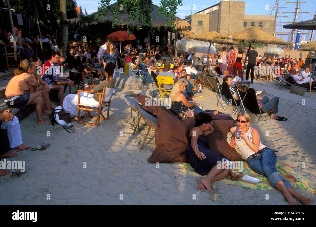 Deutschland Hamburg junge Leute sitzen im angesagten Beachclub namens Strand Pauli befindet sich auf St. Pauli durch die Landunggsbrucken Stockfoto
