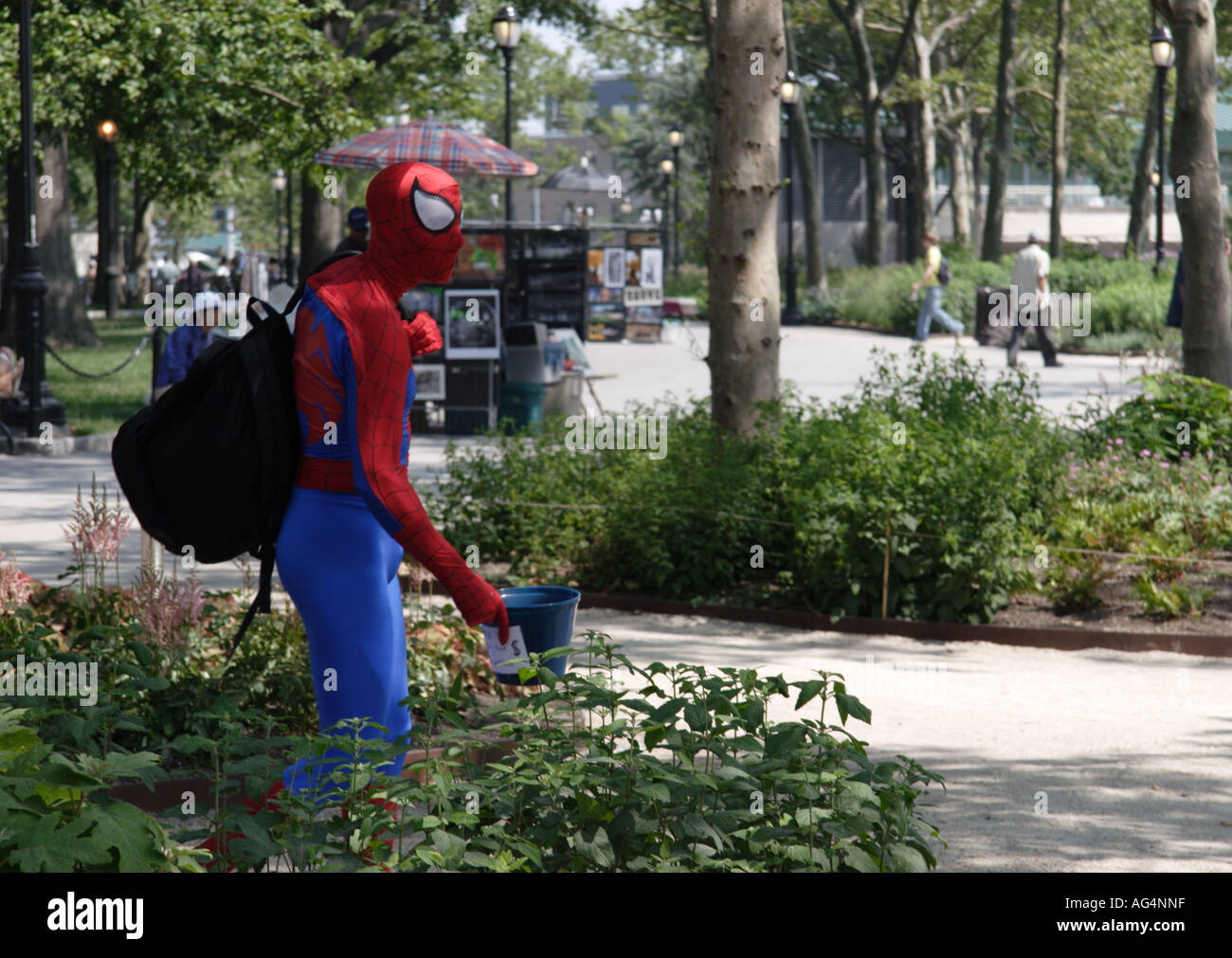 Ein Mann in einem Spiderman-Kostüm zu Fuß durch den Battery Park Manhattan New York Stockfoto