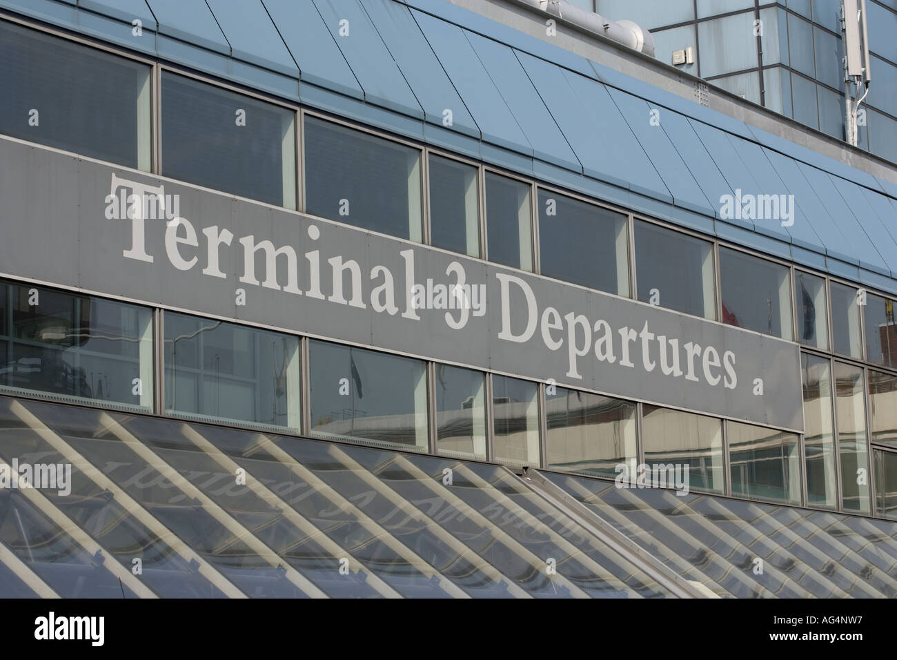 Ternimal drei Abfahrten am Flughafen Heathrow Stockfoto