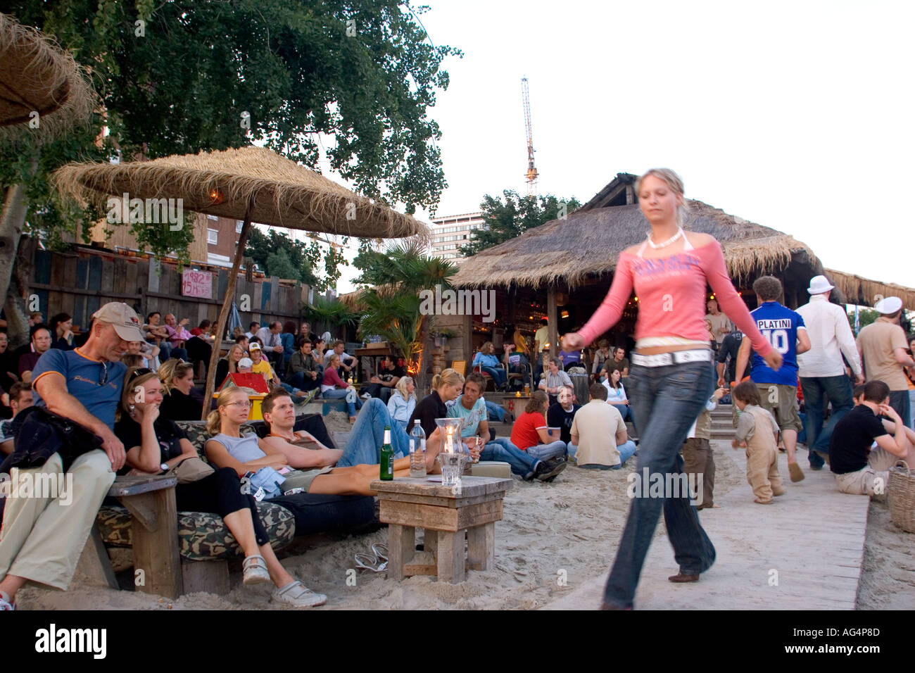 Deutschland Hamburg junge Leute sitzen im angesagten Beachclub namens Strand Pauli befindet sich auf St. Pauli durch die Landunggsbrucken Stockfoto