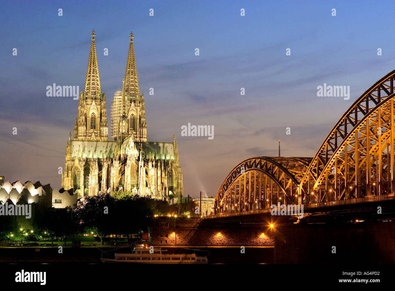 Deutschland Nord Rhein Westfalen Köln Kölner Dom und Hohenzollernbrücke bei Nacht Stockfoto