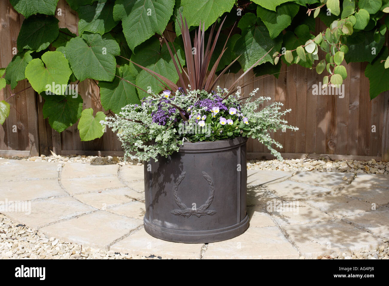 Terrasse-Topf mit verschiedenen Blumen bepflanzt Stockfoto