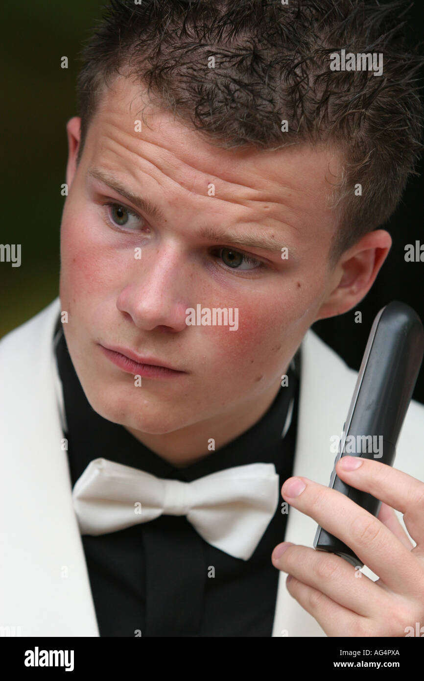 "16 Jahre alten Josh benutzen ein Telefon" Stockfoto