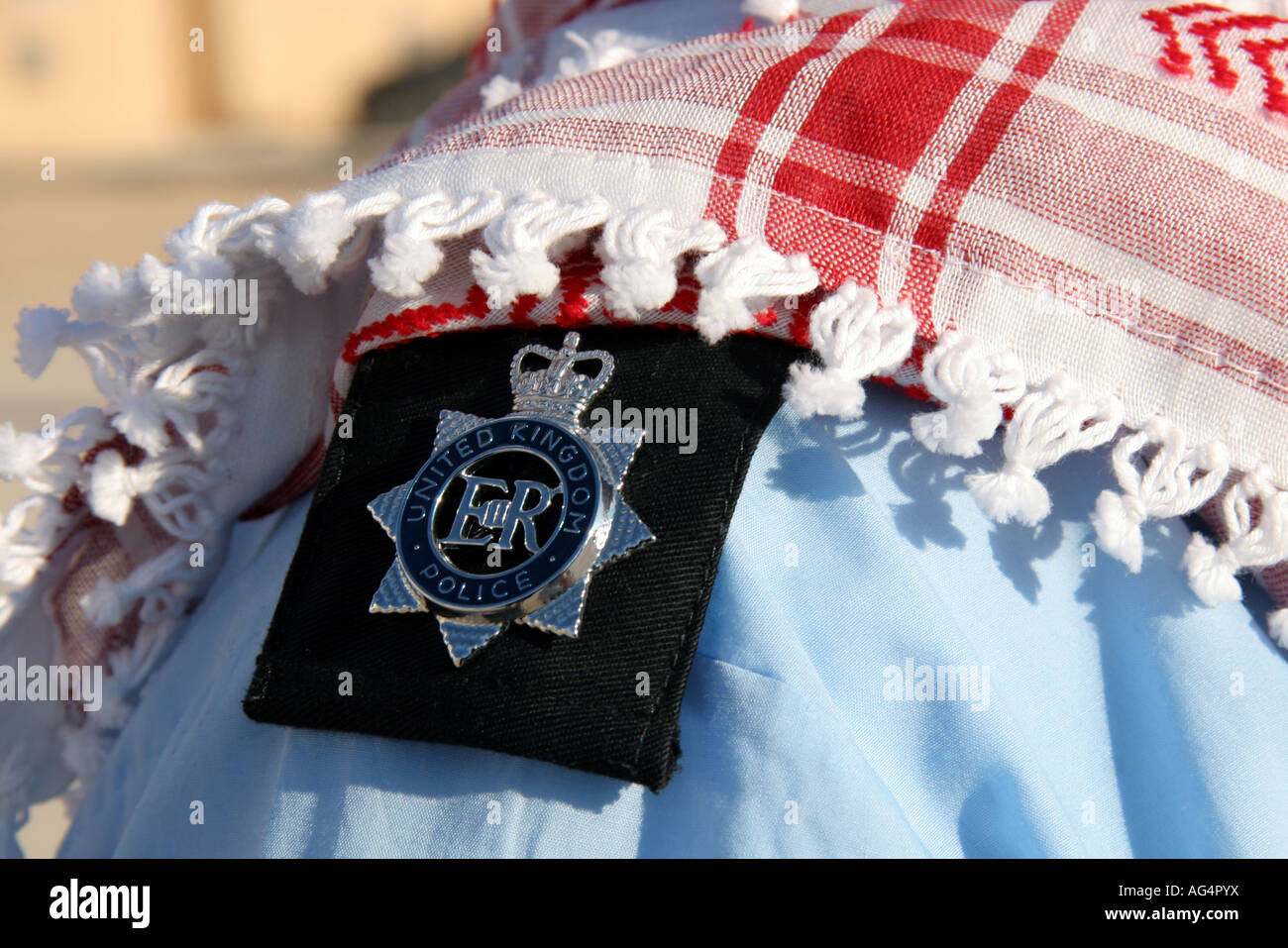 Britischer Polizist arabische Kopftuch tragen Stockfoto