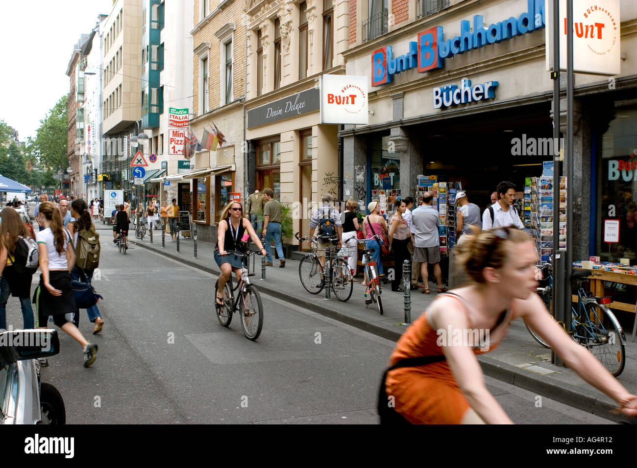 Deutschland-Köln-Ehren-Straße ist eine beliebte Straße die eklektische Mischung von Geschäften von funky bis elegant Stockfoto