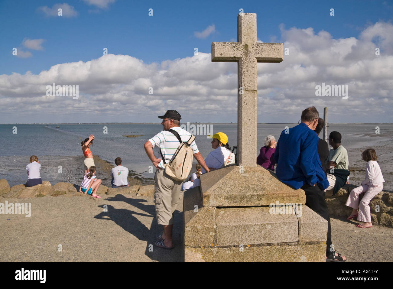 Menschen warten auf die Flut den Passage du Gois Causeway, aufzudecken, Ile de Noirmoutier, Vendée, Pays De La Loire, Frankreich Stockfoto