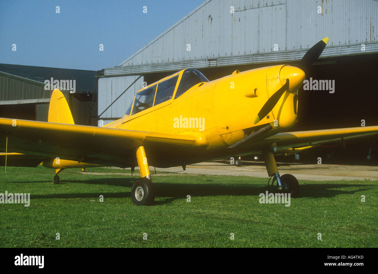 De Havilland (Kanada) DHC-1 Chipmunk 22 G-JAKE zweisitziges Traing Flugzeuge parken am Netherthorpe Flugplatz Stockfoto