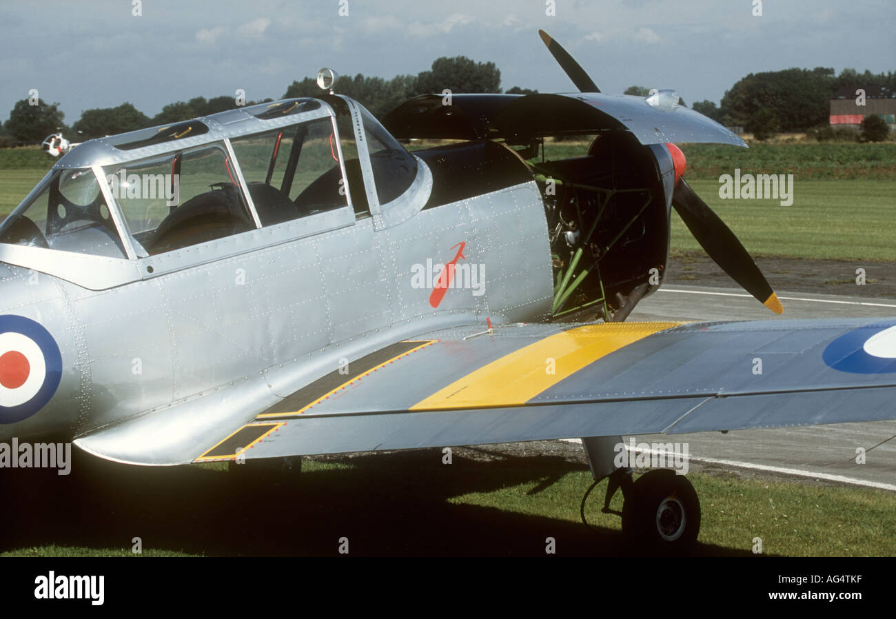 De Havilland (Kanada) DHC-1 Chipmunk 22 zwei Sitz Traing Flugzeug mit Motor Motorhaube öffnen am Breighton Flugplatz Stockfoto