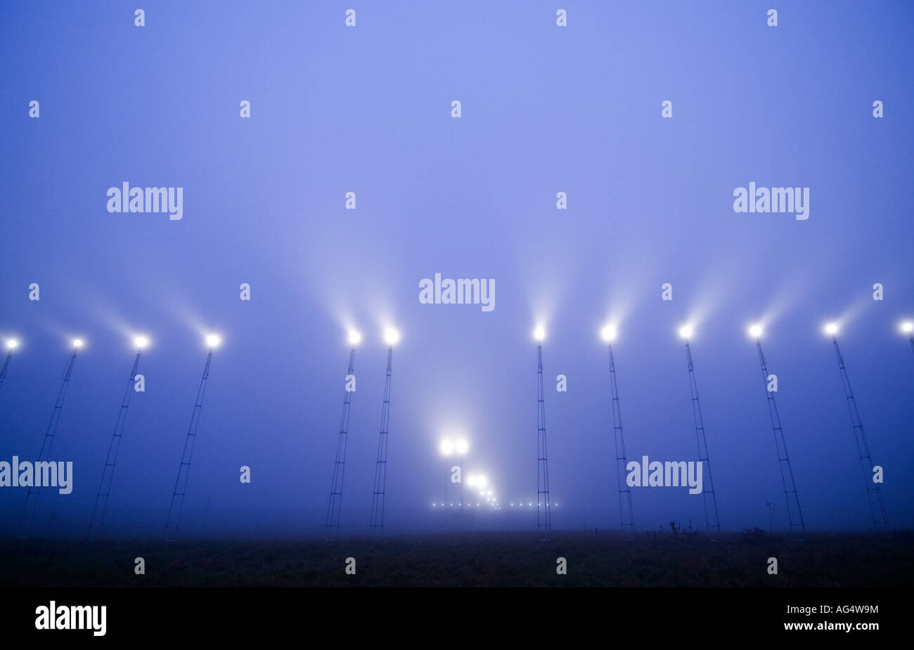 ILS Landescheinwerfer Manchester Airport in einer nebligen Nacht Stockfoto