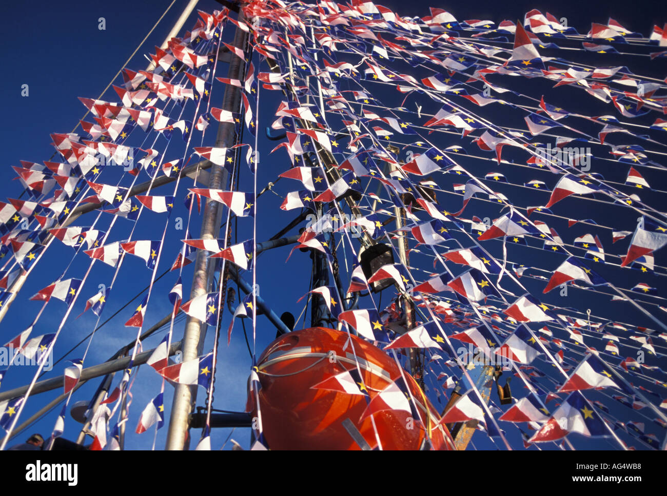 Die Caraquet Tiefsee Flotte und kleinere Fischerboote in Acadian Fahnen Caraquet New Brunswick Kanada geschmückt Stockfoto