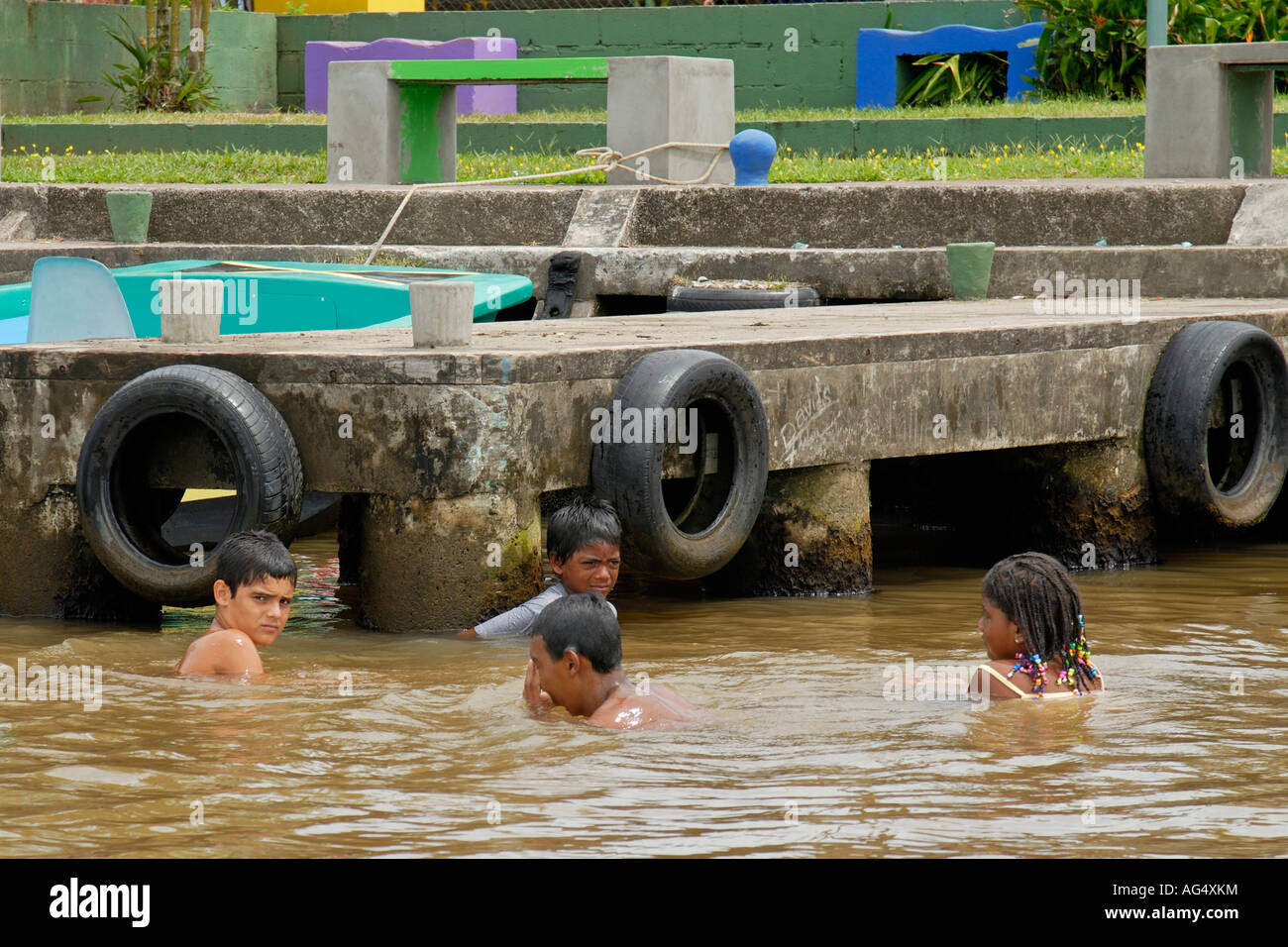Kinder schwimmen und spielen im Wasser. Tortuguero Dorf Costa Rica Stockfoto