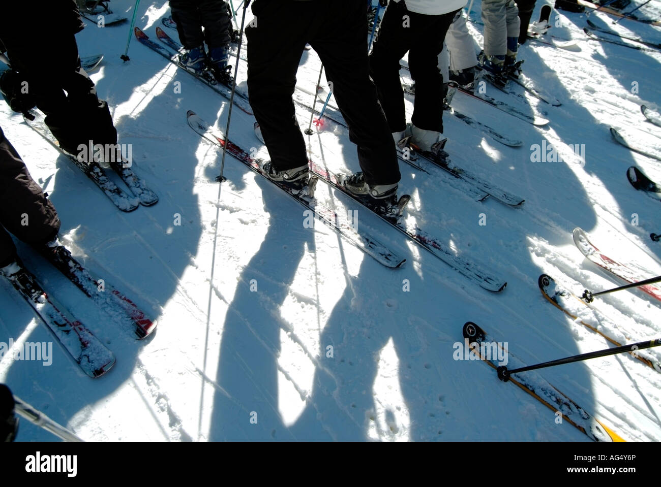 Alpin-Skifahrer warten auf dem Sessellift in einem Skigebiet in der Nähe von Lake Tahoe Kalifornien Stockfoto