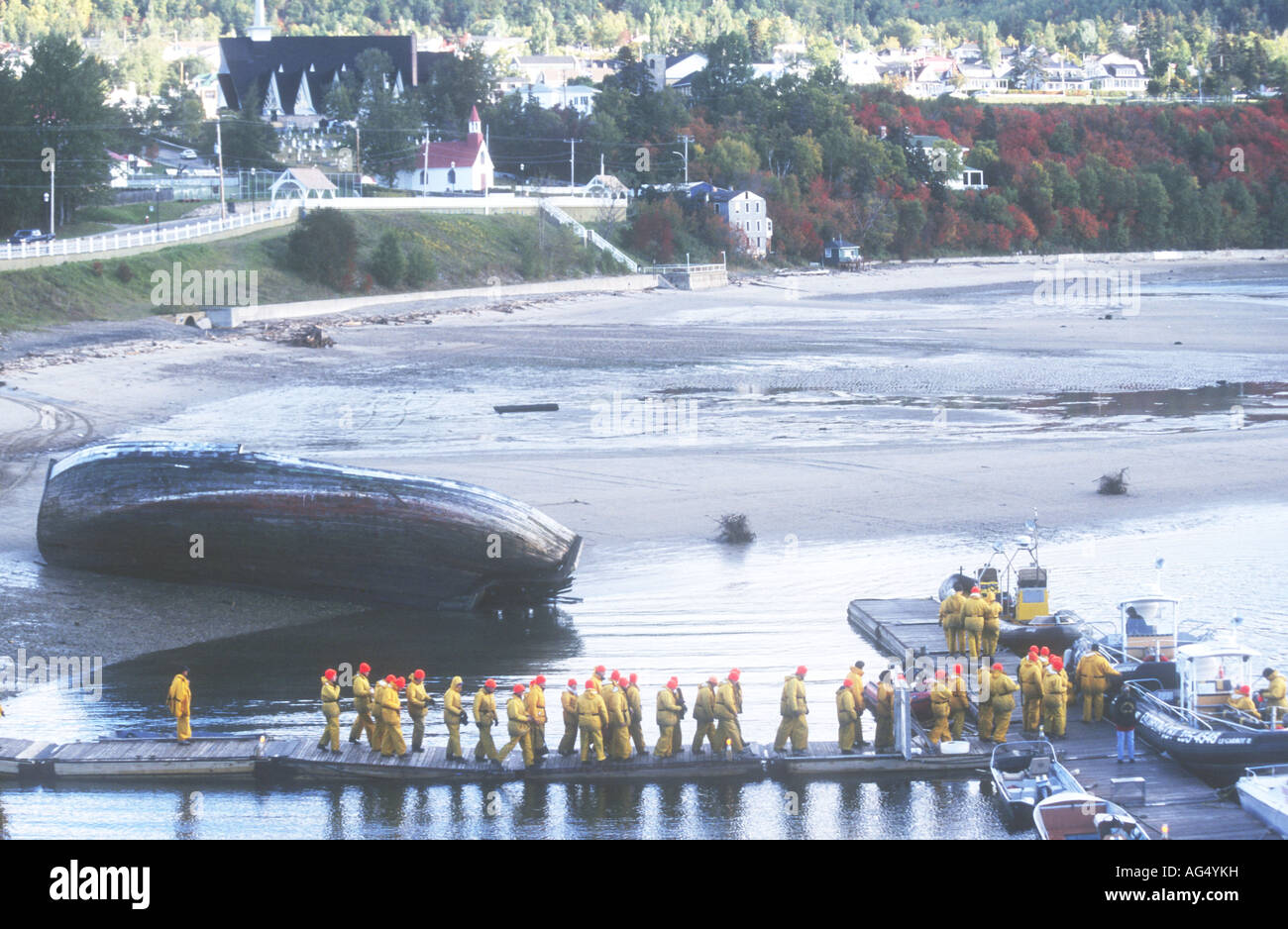 WHALEWATCHERS IN GELB OILSKINS IN TADOUSSAC, QUEBEC ON ST LAWRENCE UND SAGUENAY RIVERS Stockfoto