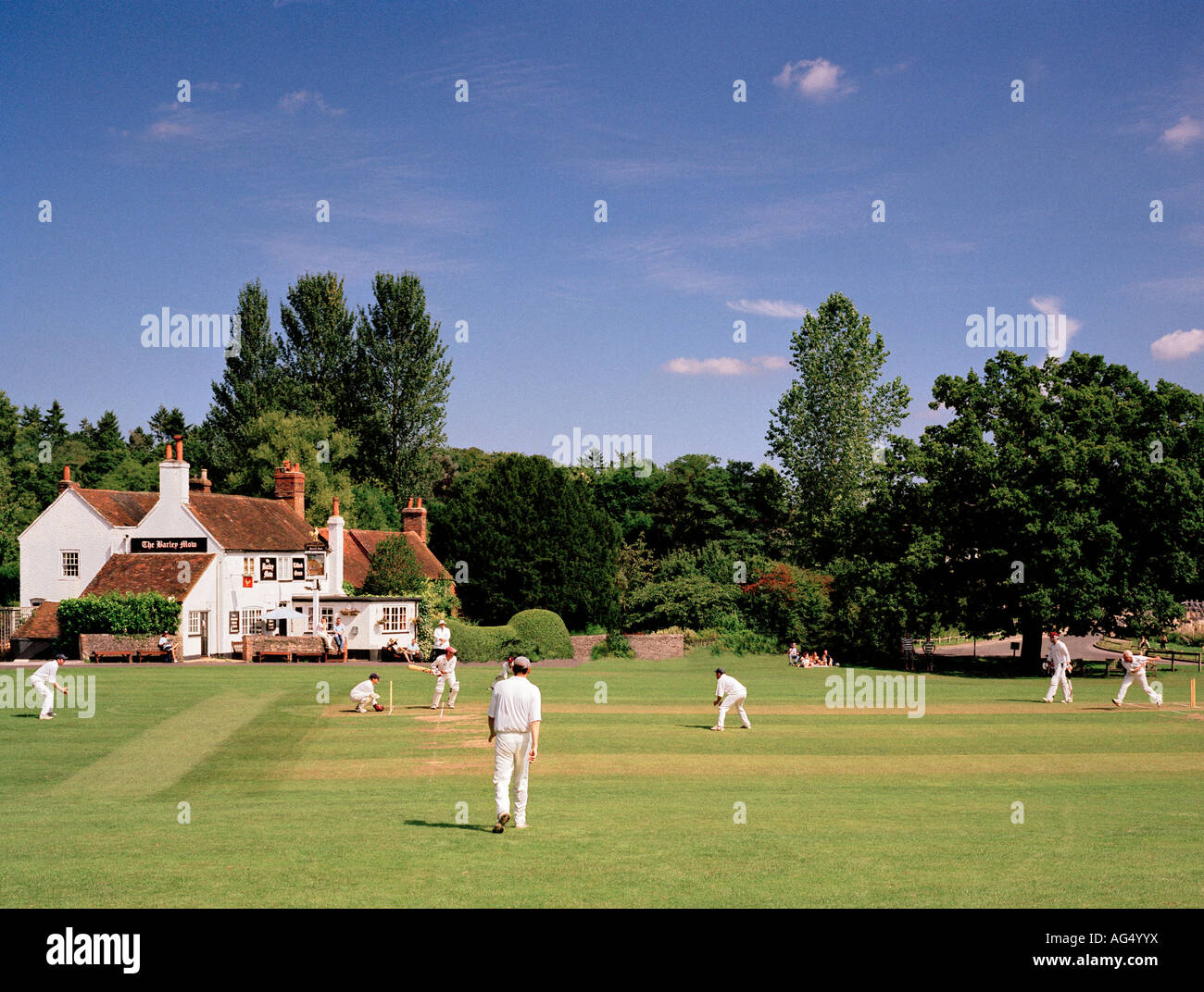 Spiel der Dorf Cricket Tilford Green, Surrey, England, UK. Stockfoto