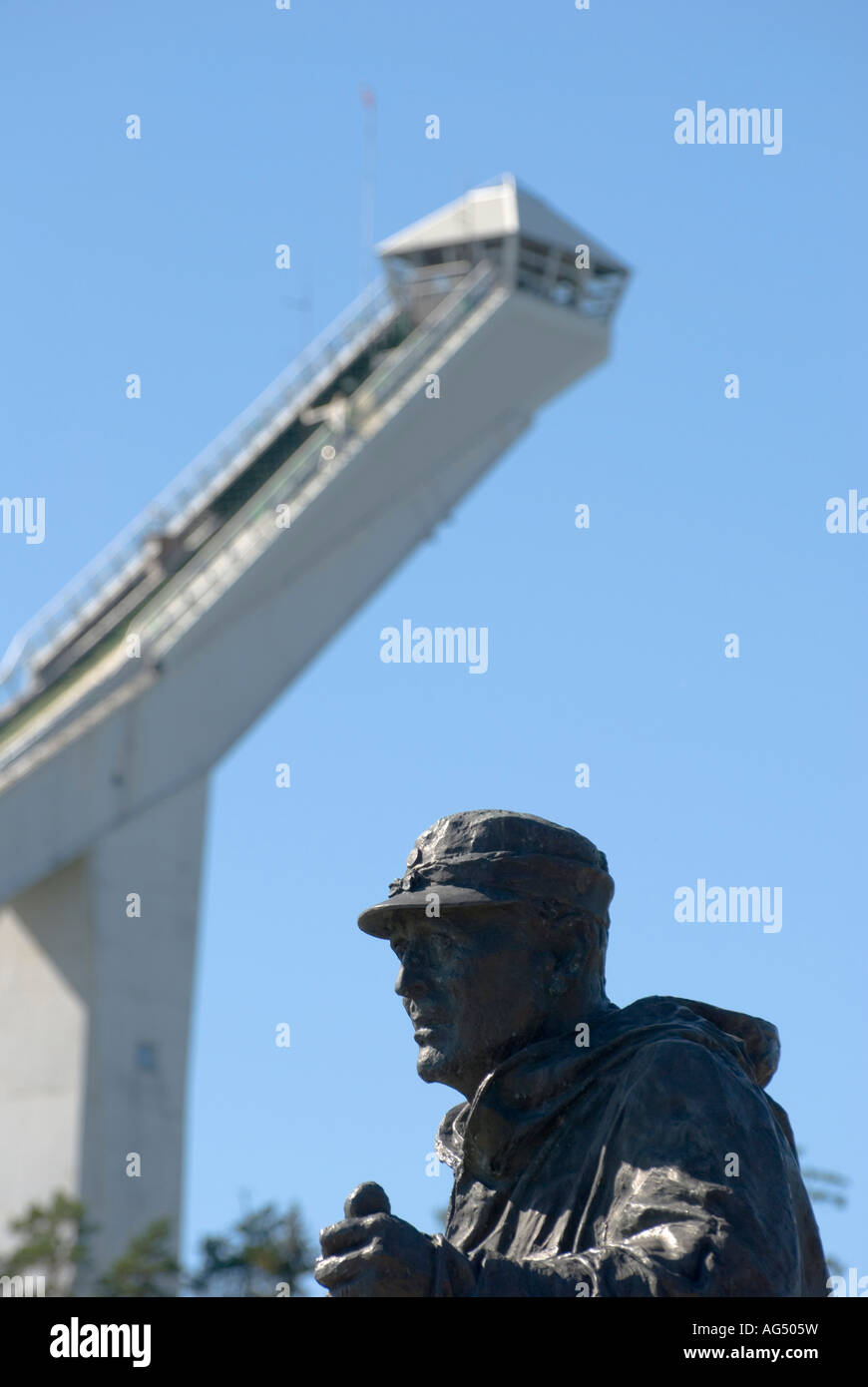 Holmenkollen Ski Jump und König Olav V Statue, Oslo, Norwegen Stockfoto