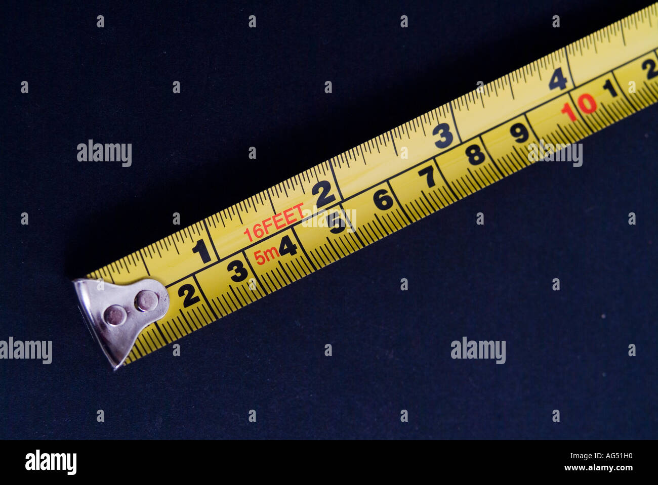 Ein Stahl Maßband in Zoll und Zentimeter Stockfoto