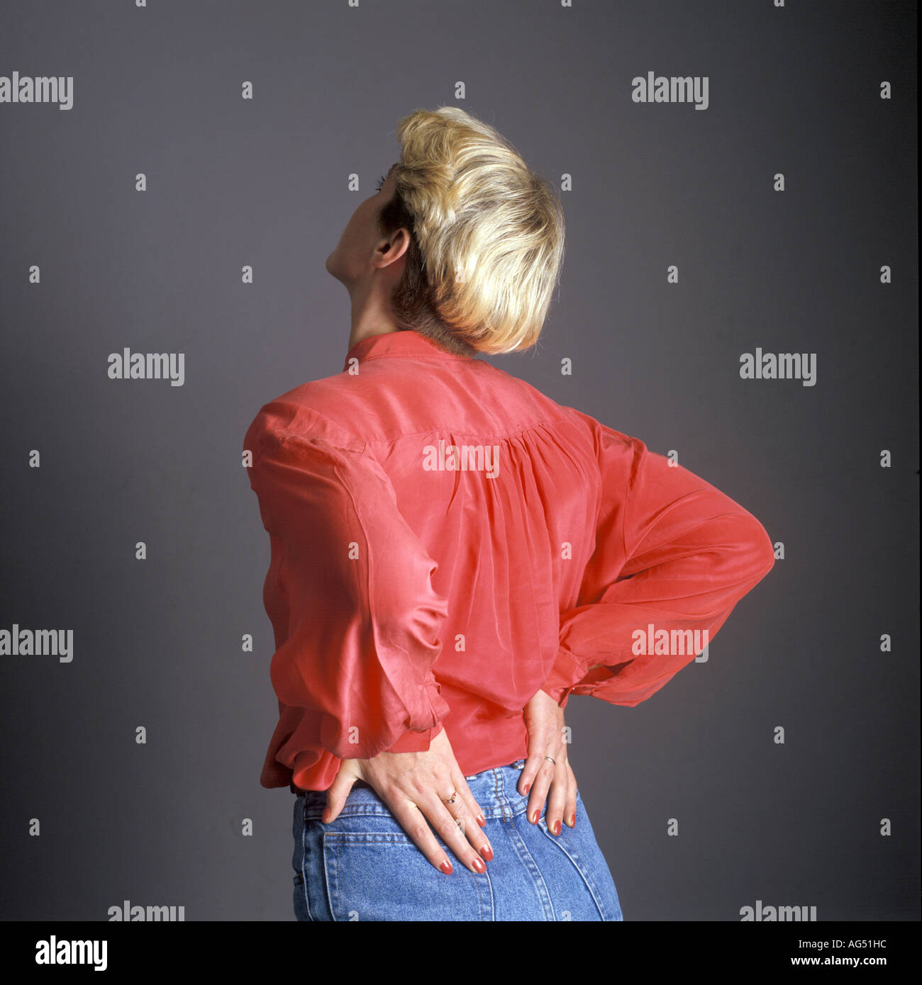 Frau bei Rückenschmerzen Stockfoto
