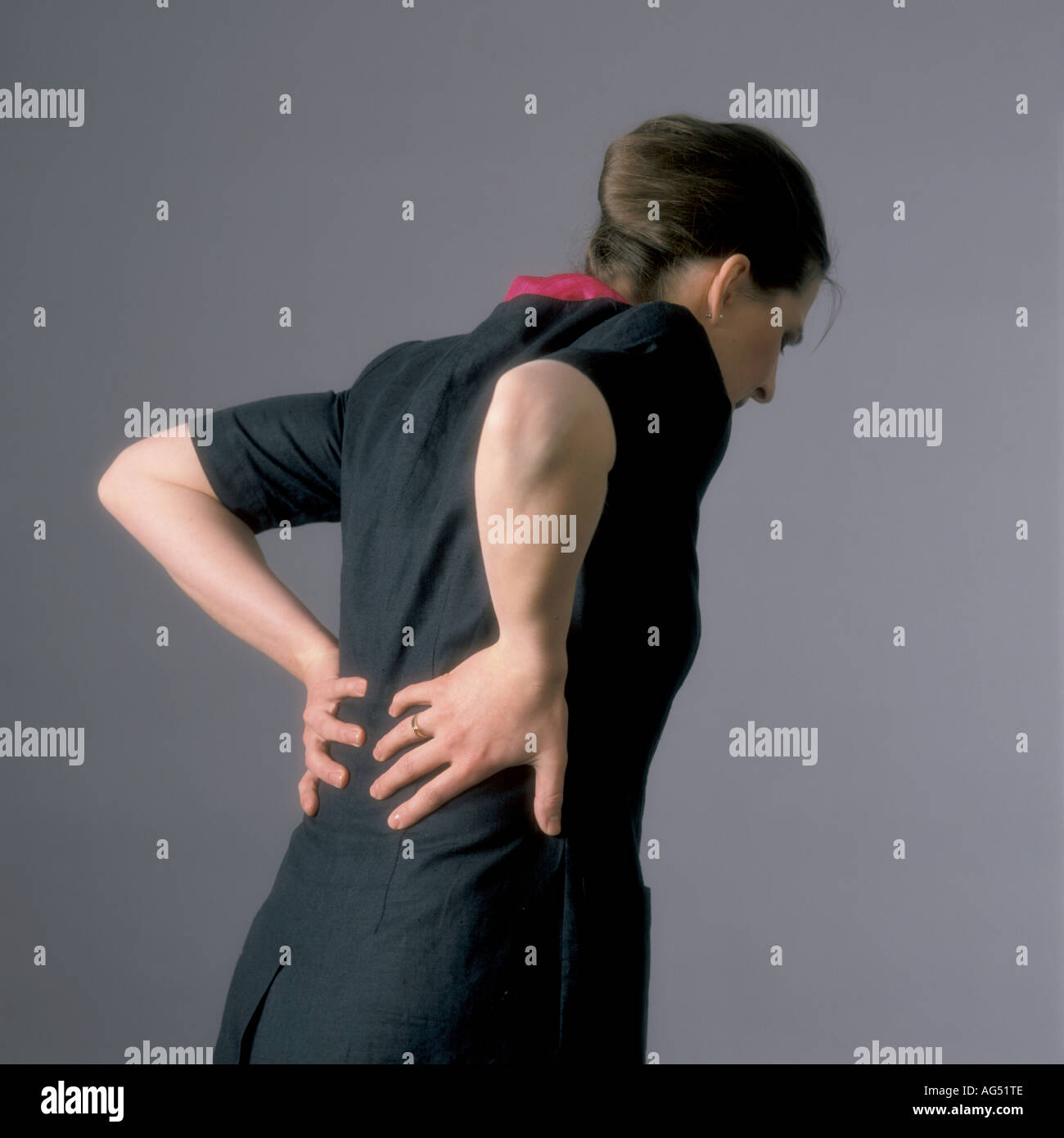 Frau bei Rückenschmerzen Stockfoto