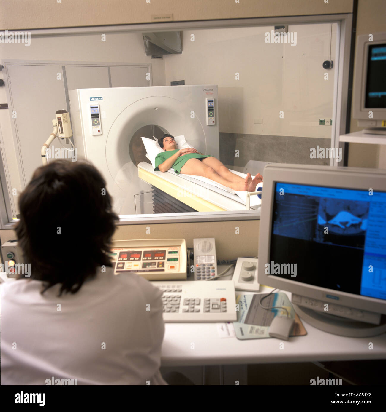 ein Patient liegt auf dem Bett eine CT-Computertomographie-Scanner in einem Krankenhaus Stockfoto